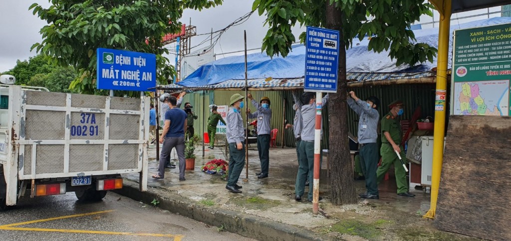 Lực lượng chức năng tháo dỡ một hàng quán vi phạm