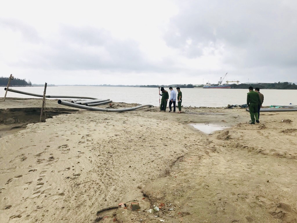 Số cát khai thác trái phép được các đối tượng đem về bến cát thuộc Công ty Cổ phần xây lắp và thương mại 668