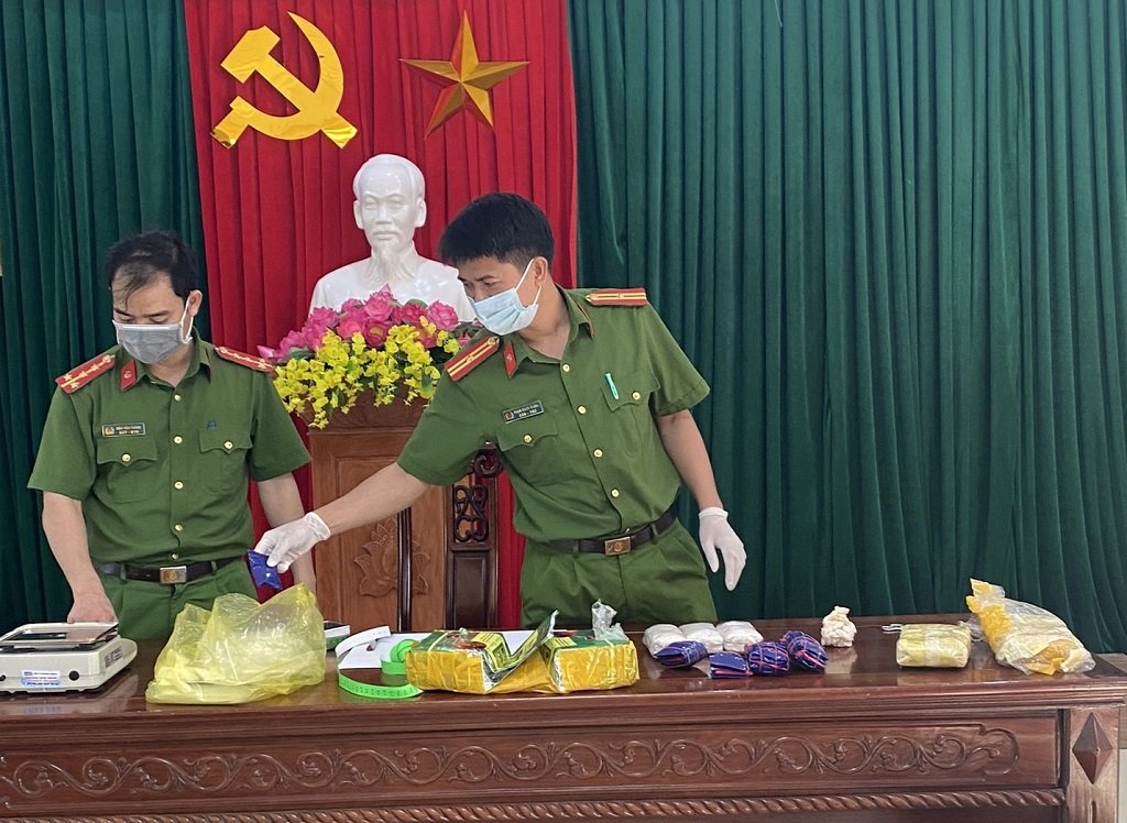 Lực lượng chức năng khám nghiệm tang vật