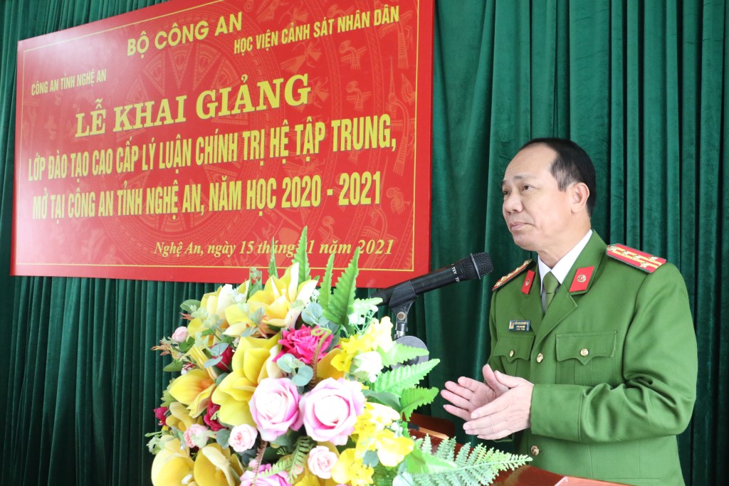 Đồng chí Đại tá, Phó Giáo sư, Tiến sỹ Trần Quang Huyên, Phó Giám đốc Học viện Cảnh sát nhân dân phát biểu tại lễ khai giảng