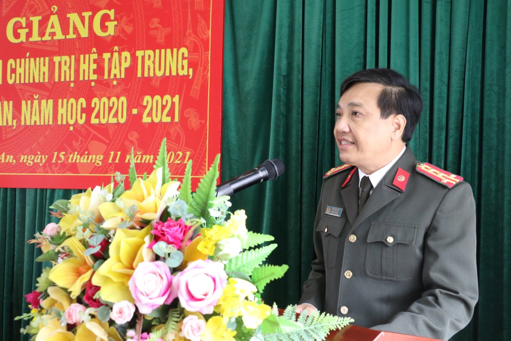 Đồng chí Đại tá Hồ Văn Tứ, Phó Giám đốc Công an tỉnh Nghệ An cảm ơn sự quan tâm, tạo điều kiện của Ban Giám đốc, tập thể các thầy, cô giáo của Học viện Cảnh sát nhân dân đã dành cho Công an tỉnh Nghệ An