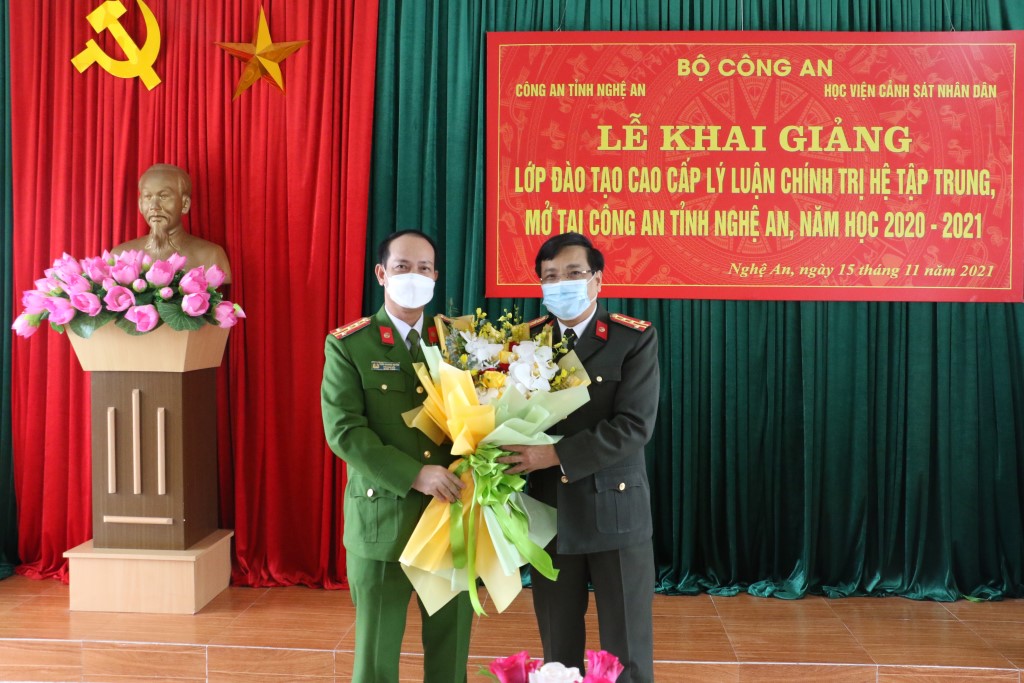Tặng hoa, chúc mừng đồng chí Đại tá, Phó Giáo sư, Tiến sỹ Trần Quang Huyên, Phó Giám đốc Học viện Cảnh sát nhân dân nhân Ngày Nhà giáo Việt Nam 20/11
