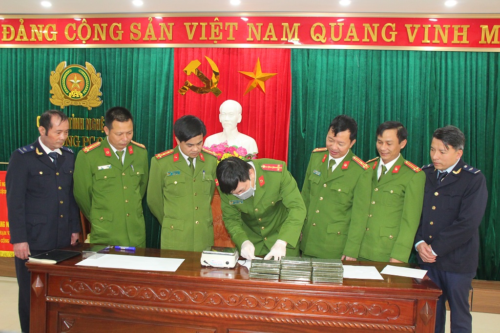 Cơ quan chức năng tiến hành kiểm đếm tang vật