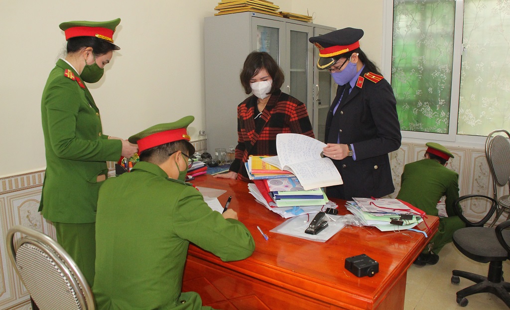 Cơ quan chức năng tiến hành khám xét nơi làm việc của đối tượng Thái Thị Vinh