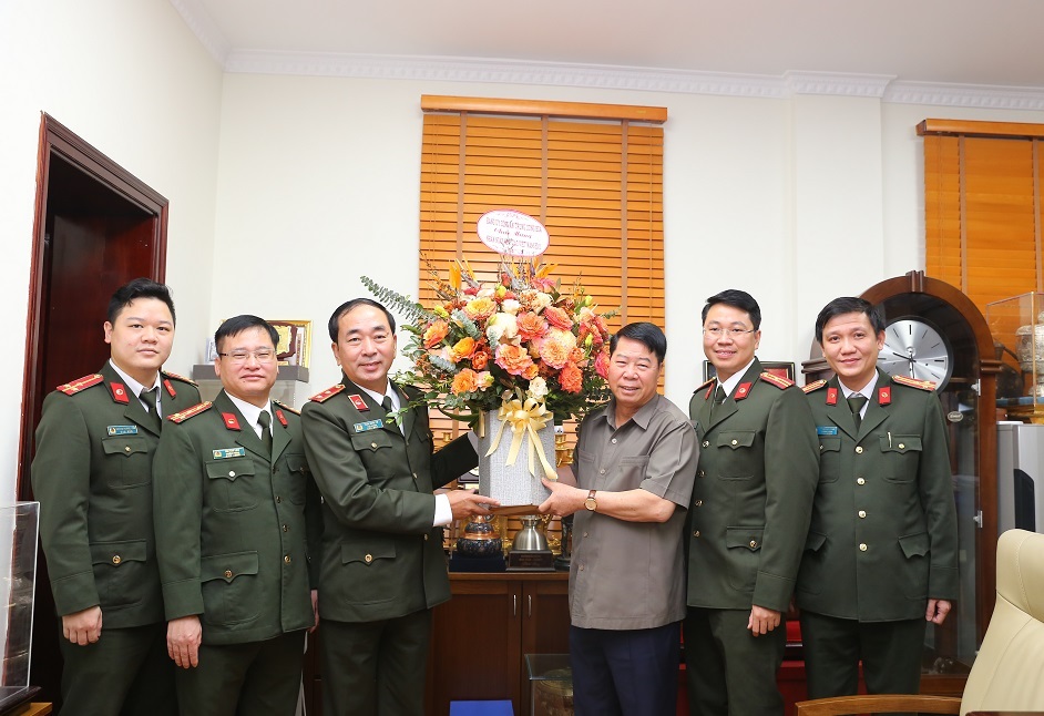 Thứ trưởng Trần Quốc Tỏ trao lẵng hoa chúc mừng nguyên Thứ trưởng Bùi Văn Nam.