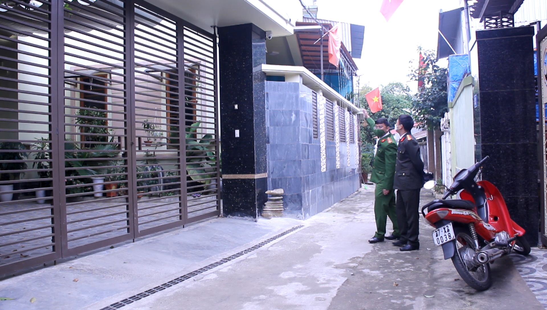 Nhà các đối tượng cầm đầu ở gần nhau, trong ngõ độc đạo và dùng nhiều thủ đoạn đối phó cơ quan chức năng