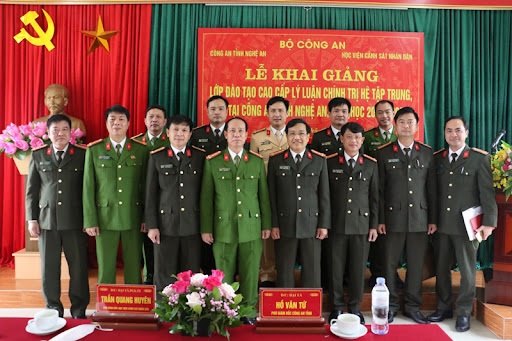 Khai giảng lớp đào tạo cao cấp lý luận chính trị hệ tập trung tại Công an Nghệ An