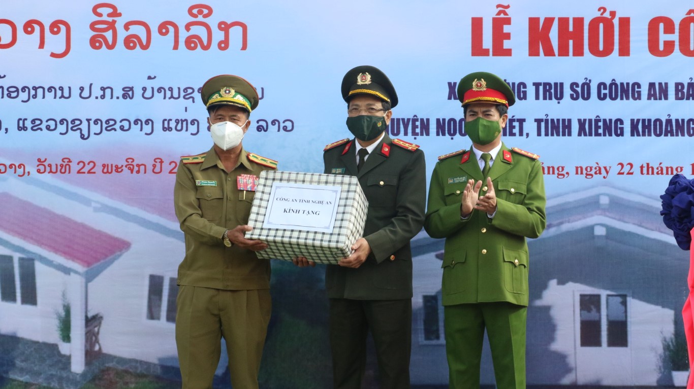 Công an tỉnh Nghệ An tặng quà lưu niệm cho Công an tỉnh Xiêng Khoảng 