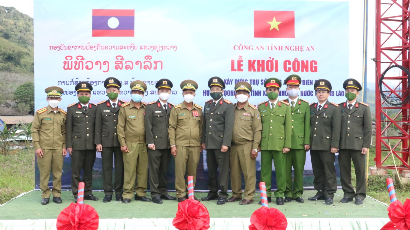 Đại biểu Công an 02 tỉnh Nghệ An, Xiêng Khoảng chụp ảnh lưu niệm  
