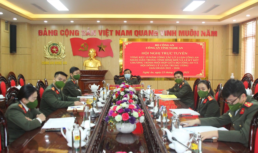 Đồng chí Đại tá Hồ Văn Tứ, Phó Bí thư Đảng ủy, Phó Giám đốc Công an tỉnh chủ trì hội nghị tại điểm cầu Nghệ An