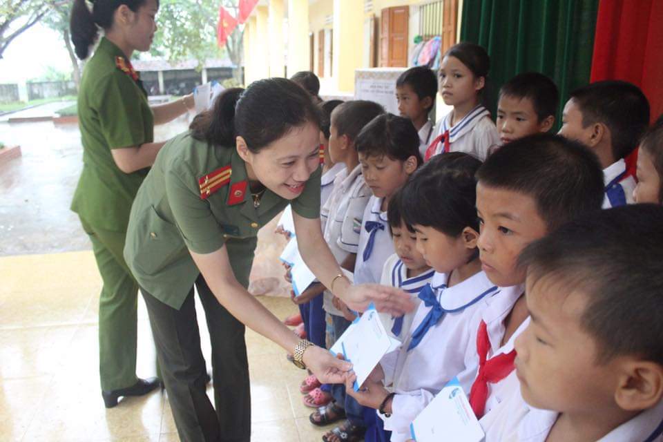 Tặng quà cho học sinh nghèo 