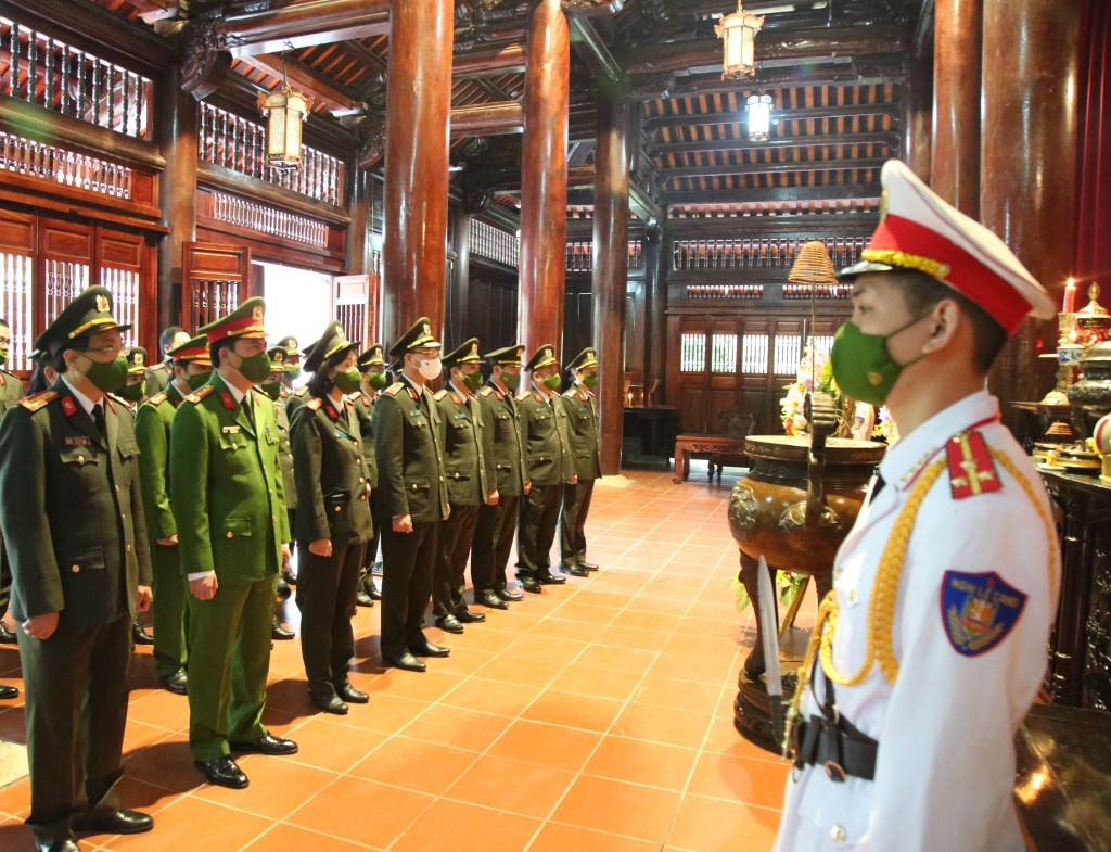 Các đại biểu thành kính tưởng nhớ Chủ tịch Hồ Chí Minh - lãnh tụ vĩ đại của Đảng và Nhân dân ta