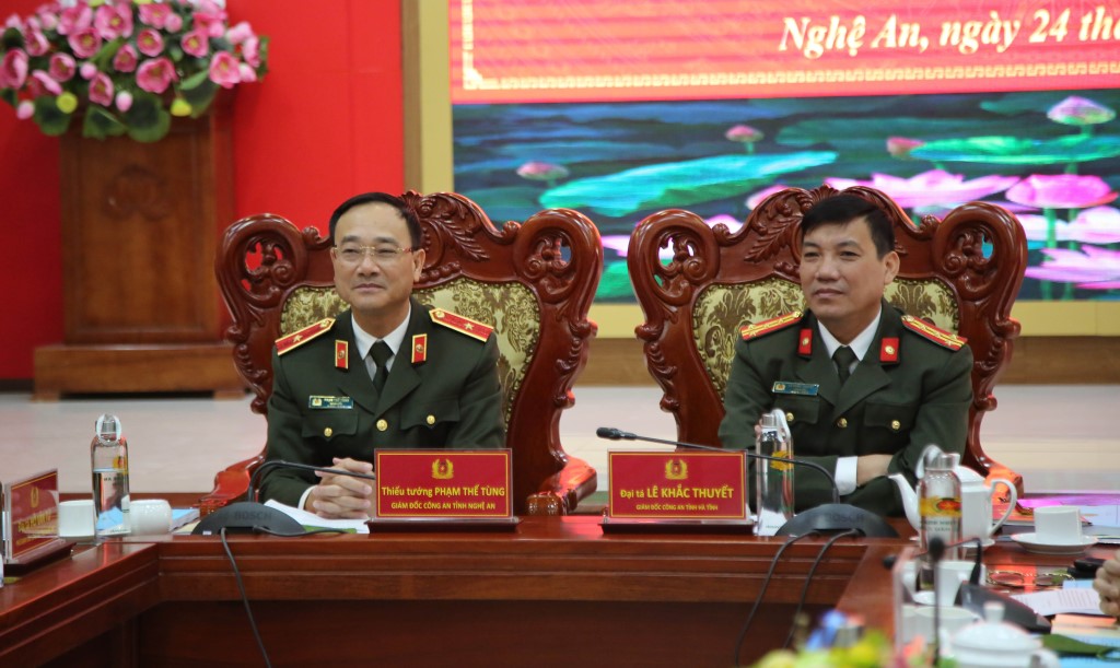 Đồng chí Thiếu tướng Phạm Thế Tùng, Giám đốc Công an tỉnh Nghệ An; đồng chí Đại tá Lê Khắc Thuyết, Giám đốc Công an tỉnh Hà Tĩnh đồng chủ trì hội nghị