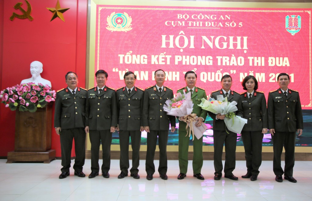 Lãnh đạo Công an 06 tỉnh thuộc Cụm thi đua số 5 chụp ảnh lưu niệm