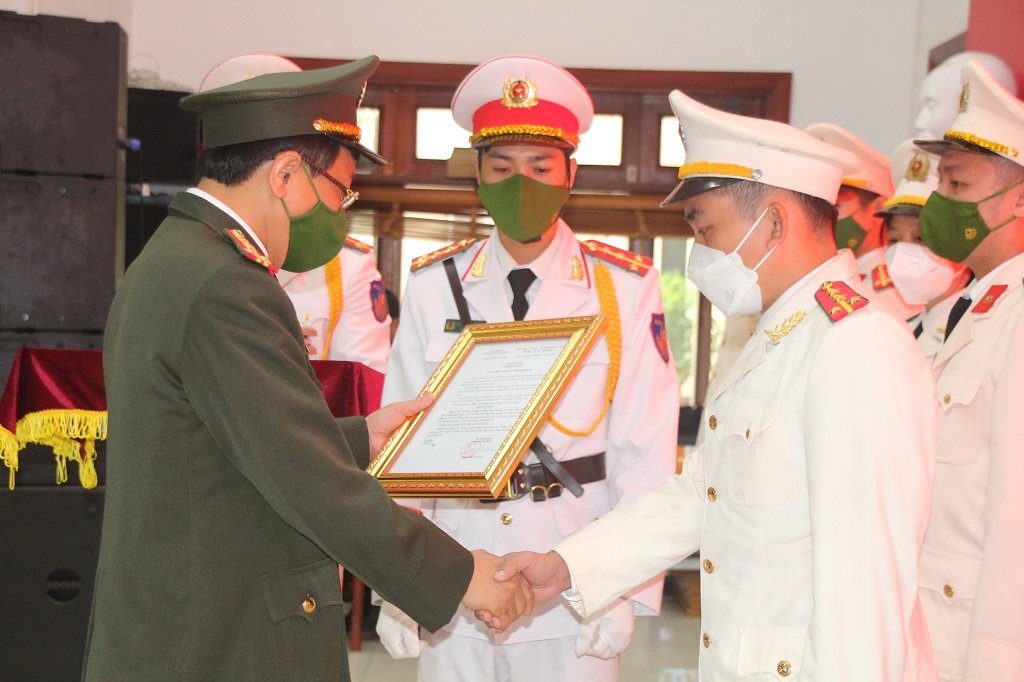 Đồng chí Đại tá Hồ Văn Tứ, Phó Bí thư Đảng ủy, Phó Giám đốc Công an Nghệ An trao Quyết định của Giám đốc Công an tỉnh về bố trí, bổ nhiệm cho đại diện các đồng chí Trưởng Công an xã chính quy