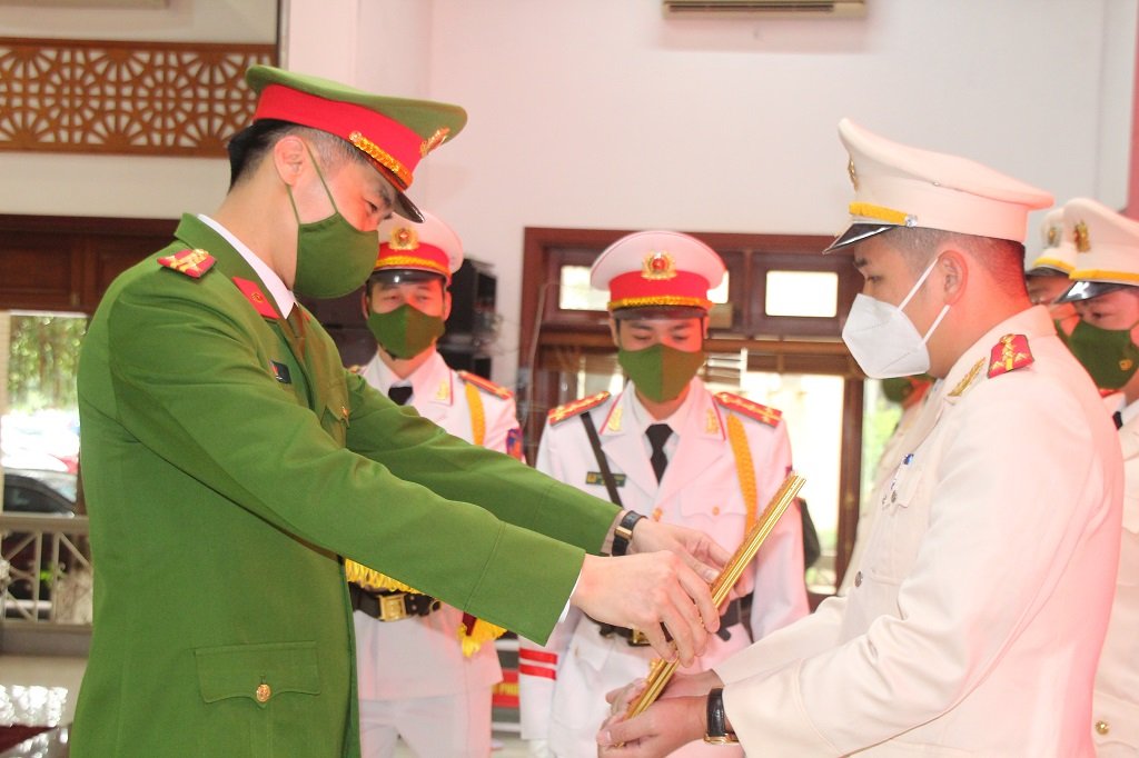 Đại tá Cao Minh Huyền - Phó Giám đốc Công an tỉnh Nghệ An trao Quyết định của Giám đốc Công an tỉnh về bố trí, bổ nhiệm cho đại diện các đồng chí Trưởng Công an xã chính quy