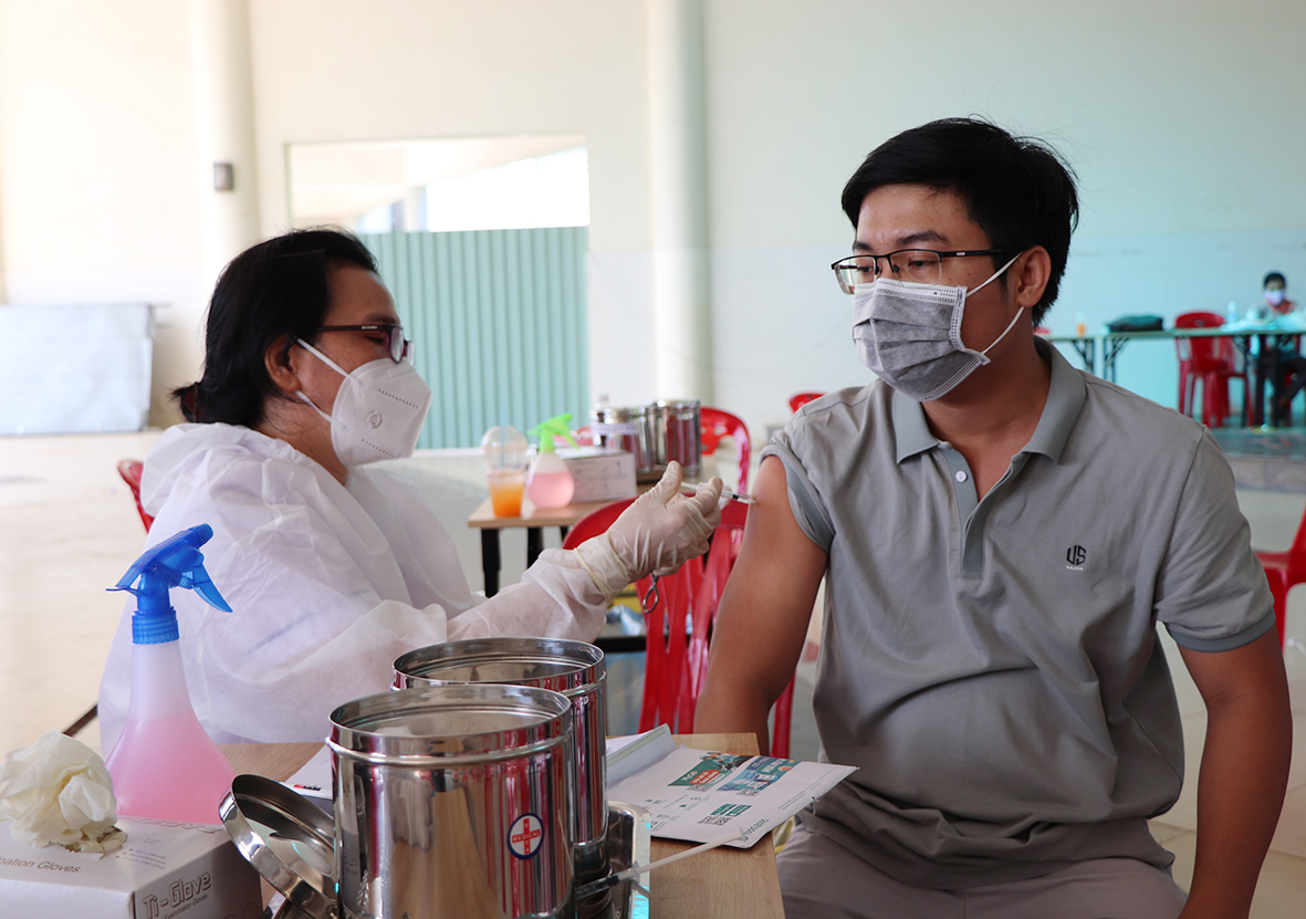 Nhân viên y tế tiêm vắc xin phòng COVID-19 (mũi 2) cho người dân huyện Châu Đức. Ảnh: ĐINH HÙNG