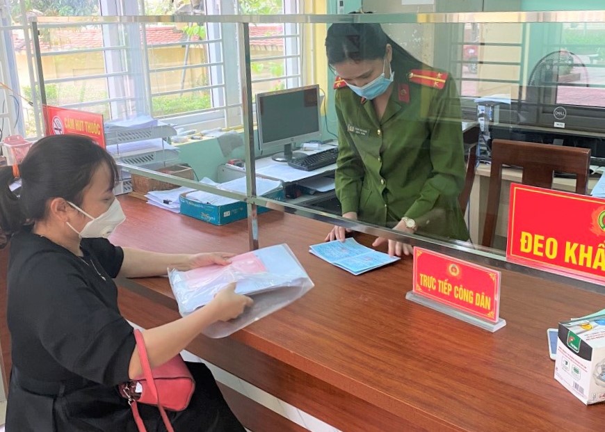 Người dân đến làm thủ tục tại Bộ phận một cửa Công an thị trấn Yên Thành