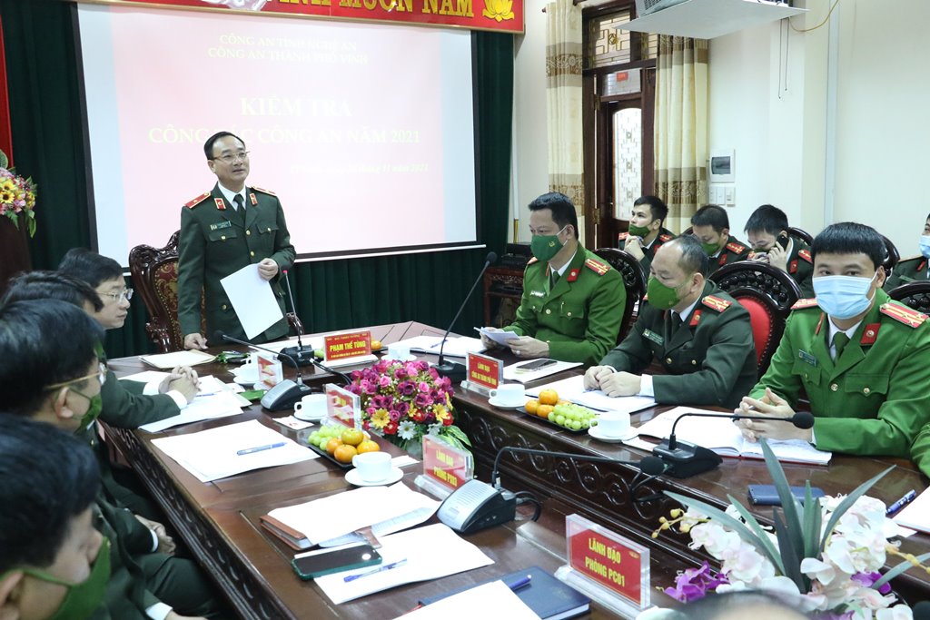Đồng chí Giám đốc Công an tỉnh nhấn mạnh: Thành phố Vinh không những là trung tâm chính trị, kinh tế, văn hóa xã hội của tỉnh mà còn là của vùng Bắc Trung bộ. Do đó, cán bộ, chiến sỹ Công an thành phố Vinh phải luôn nhận thức được yêu cầu nhiệm vụ đảm bảo an ninh trật tự là rất quan trọng, rất khẩn trương và thường xuyên
