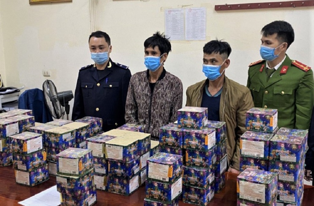 02 đối tượng (giữa) cùng tang vật tại cơ quan Công an