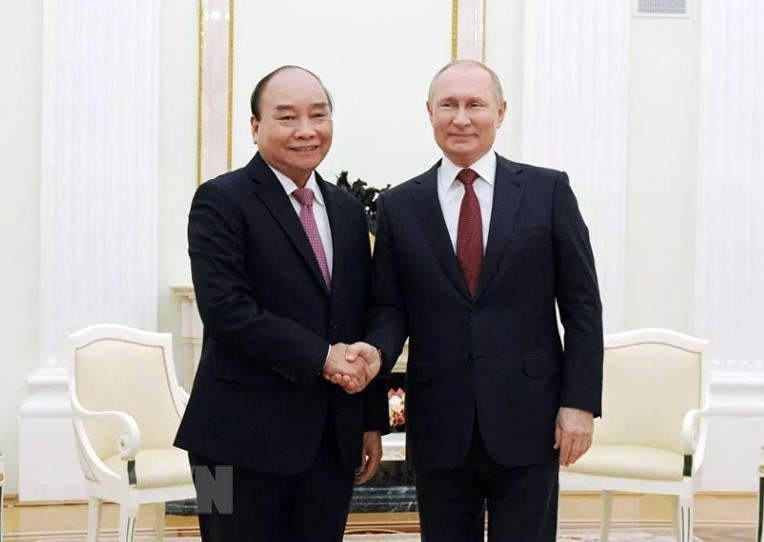 Tổng thống Nga Vladimir Putin đón Chủ tịch nước Nguyễn Xuân Phúc.