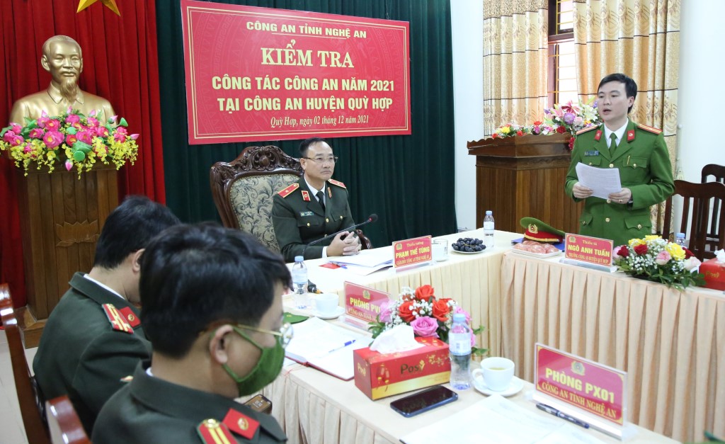 Trưởng Công an huyện Quỳ Hợp trình bày báo cáo tóm tắt tình hình, kết quả các mặt công tác công an năm 2021 của đơn vị với đoàn kiểm tra Công an tỉnh