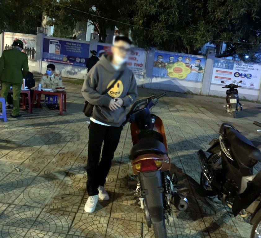 Nhiều thanh thiếu niên đi mô tô không có đăng kí, không bằng lái, không đội mũ bảo hiểm