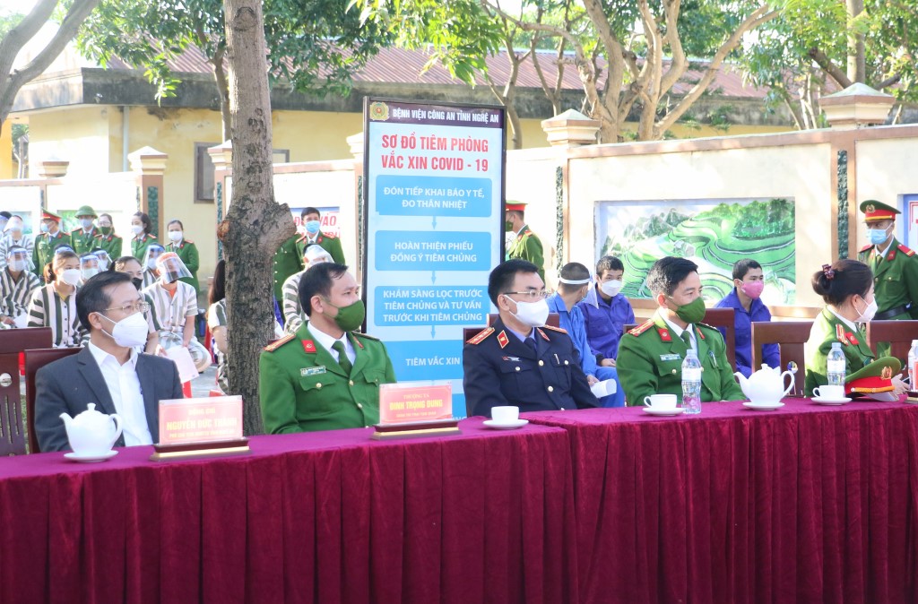 Đại diện lãnh đạo các cơ quan, ban ngành chứng kiến việc tổ chức tiêm tại Trại tạm giam