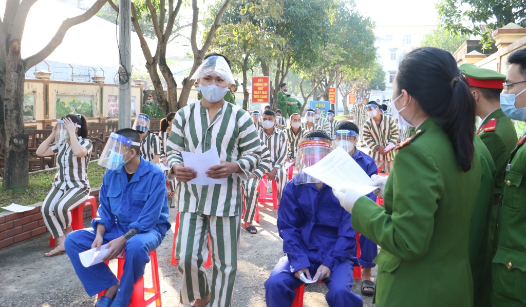 Các phạm nhân được cán bộ phát phiếu, tuyên truyền, hướng dẫn quá trình tiêm