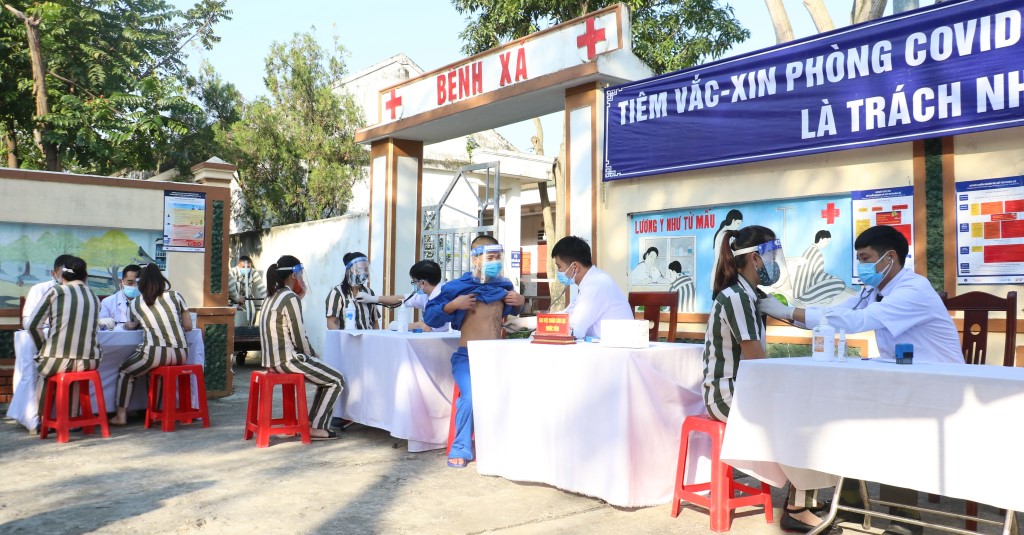 Tư vấn, kiểm tra sức khỏe và khám sàng lọc trước khi được tiêm