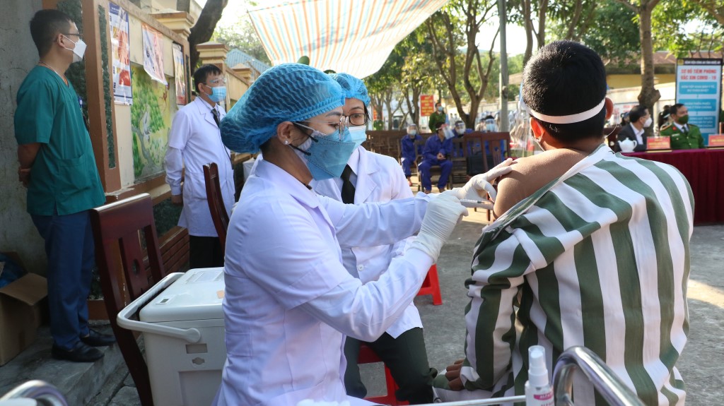 Cán bộ làm công tác tiêm chủng thực hiện việc tiêm cho phạm nhân