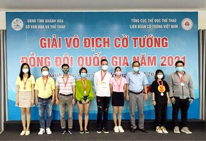 Các kỳ thủ Nguyễn Phi Liêm, Lê Phan Trọng Tín (lần lượt thứ tư và thứ năm từ phải qua) xuất sắc giành HCV ở nội dung cờ tiêu chuẩn - đôi nam nữ. Ảnh: CTV