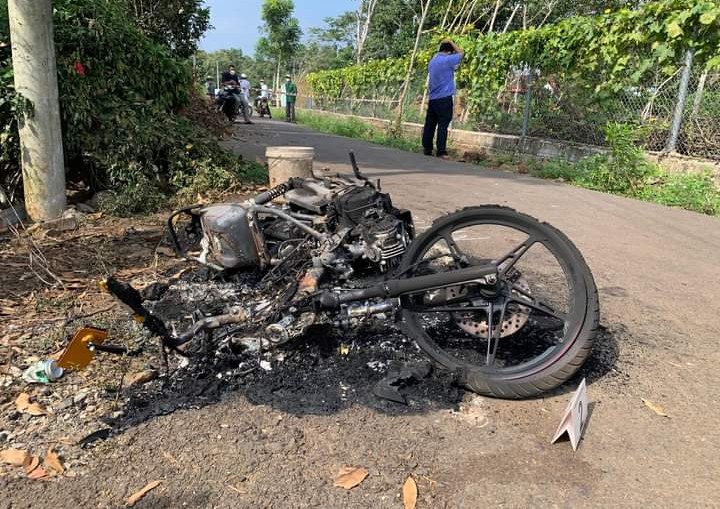 Chiếc xe máy bị đốt cháy rụi.