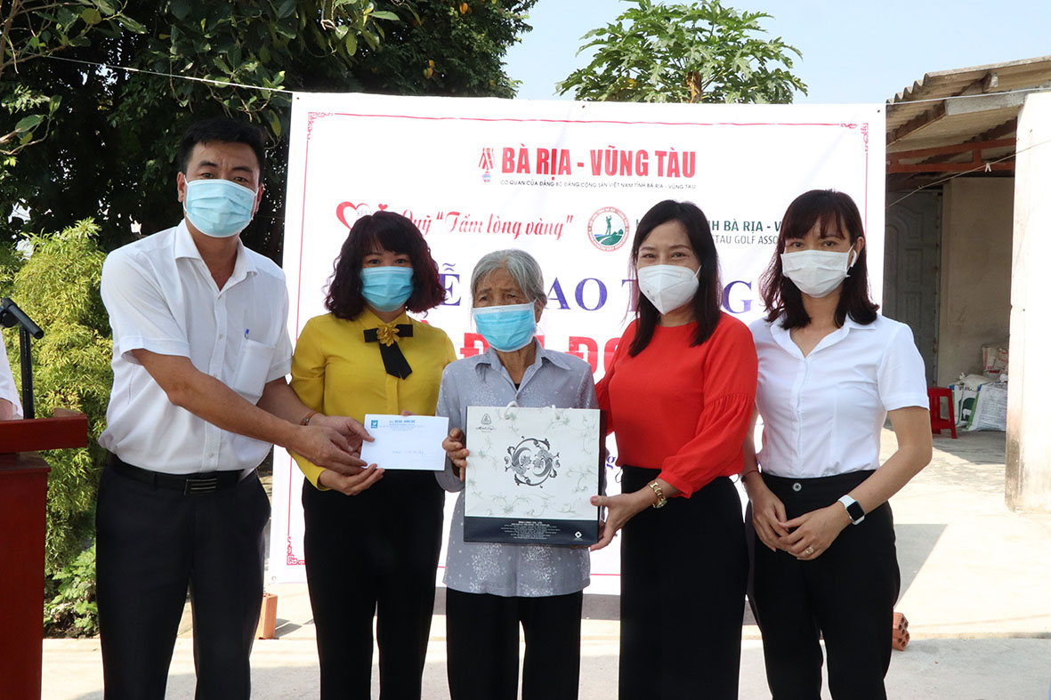 Đoàn công tác xã hội, từ thiện của Báo Bà Rịa - Vũng Tàu tặng một số đồ dùng sinh hoạt gia đình và hơn 6 triệu đồng tiền mặt cho gia đình bà Trần Thị Nhị tại buổi lễ.