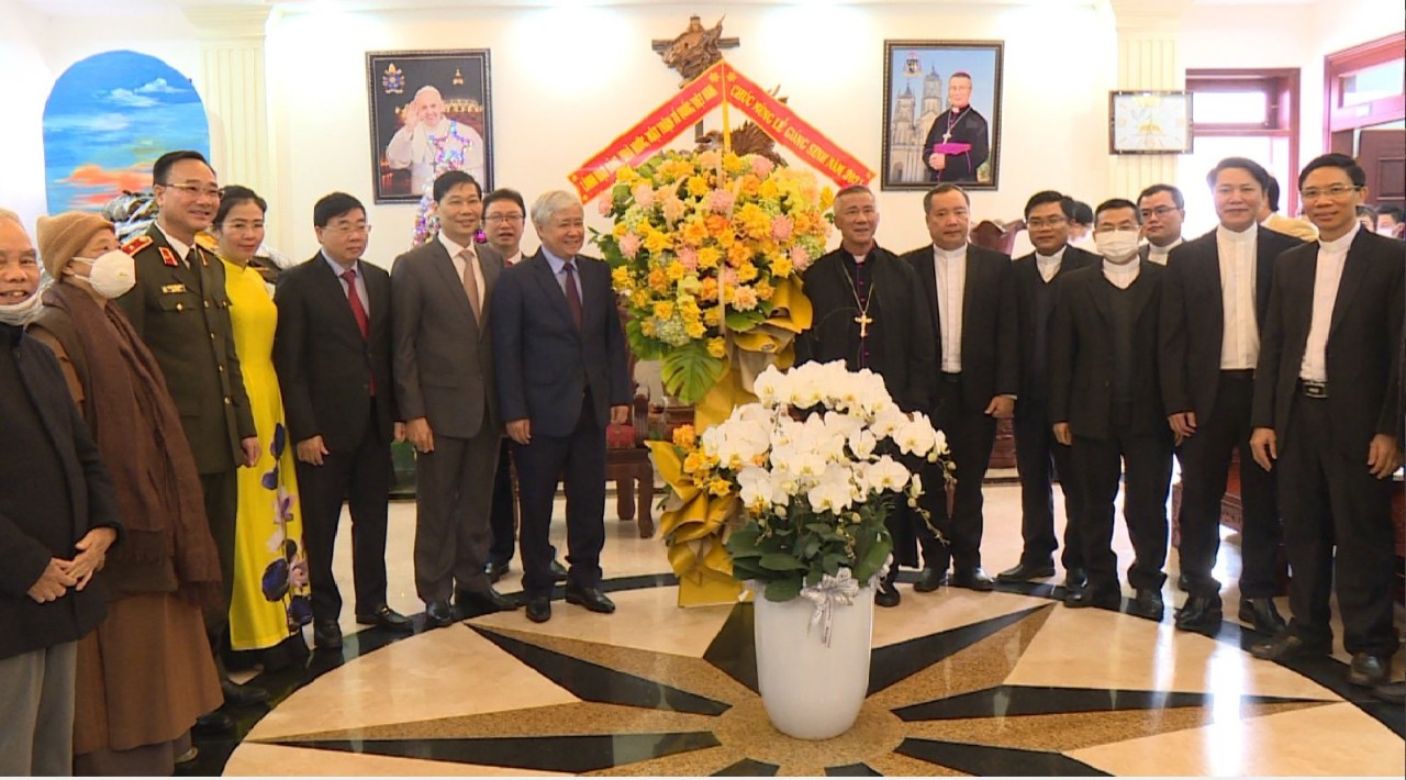 Đồng chí Đỗ Văn Chiến cùng đoàn công tác tặng hoa chúc mừng Giáo phận Vinh nhân dịp đón Giáng sinh 2021