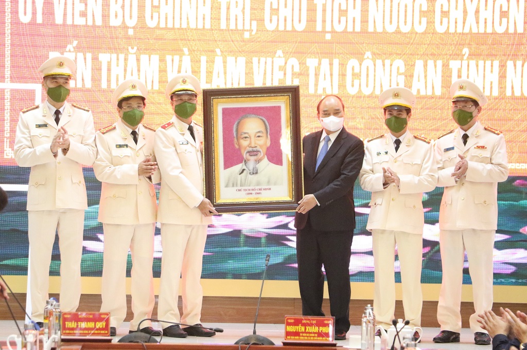 Chủ tịch nước Nguyễn Xuân Phúc tặng quà lưu niệm cho Công an Nghệ An