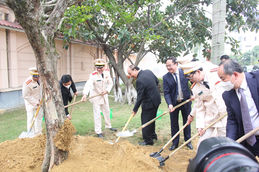 Chủ tịch nước Nguyễn Xuân Phúc và các đại biểu trồng cây lưu niệm tại Công an tỉnh 