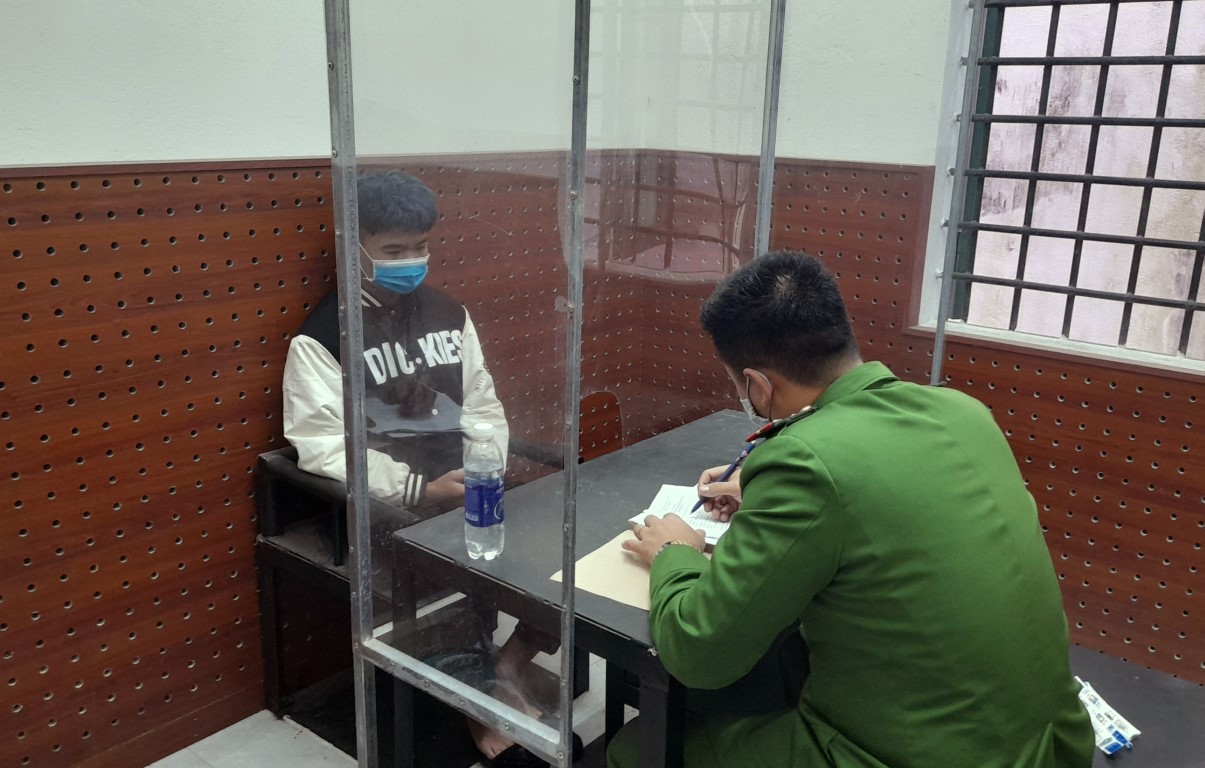 Cán bộ Công an huyện Đô Lương lấy lời khai đối tượng Trần Đăng Quang 