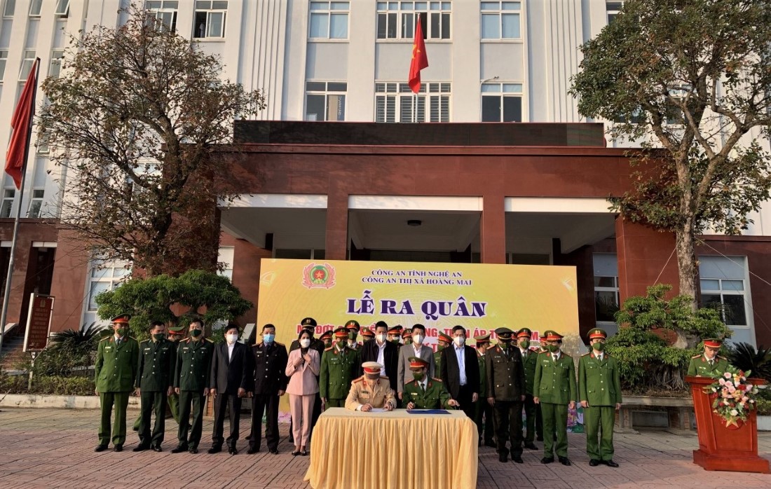 Các đội nghiệp vụ Công an thị xã Hoàng Mai, Nghệ An kí cam kết thực hiện đợt cao điểm tấn công trấn áp tội phạm trước , trong và sau tết nguyên đán
