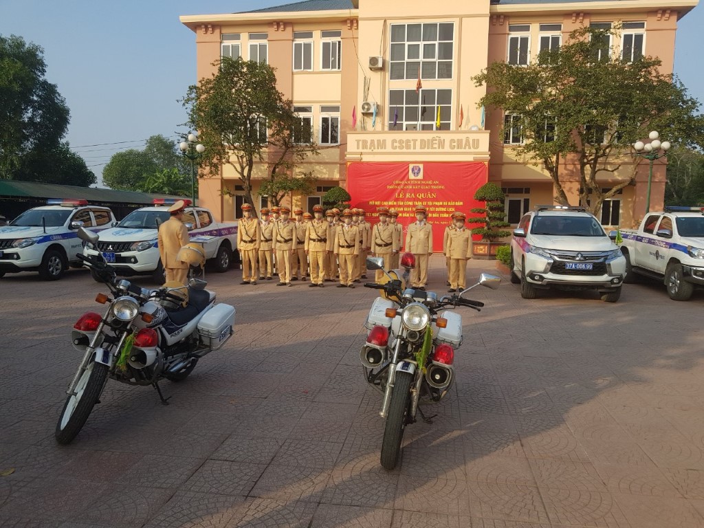 Sáng 15/12, tại Trạm CSGT Diễn Châu, Phòng CSGT Công an Nghệ An đã tổ chức ra quân đảm bảo ANTT, ATGT  trước, trong và sau Tết Nguyên đán Nhâm Dần 2022