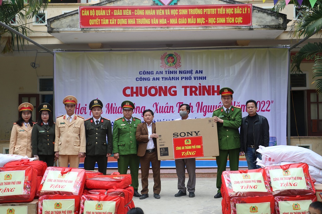 Công an thành phố Vinh tặng quà cho Trường Phổ thông dân tộc bán trú Tiểu học Bắc Lý 1