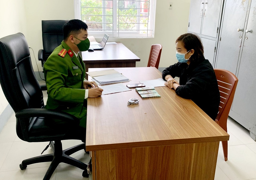 Cán bộ Công an thị xã Hoàng Mai lấy lời khai đối tượng Cao Thị Thu Hiền