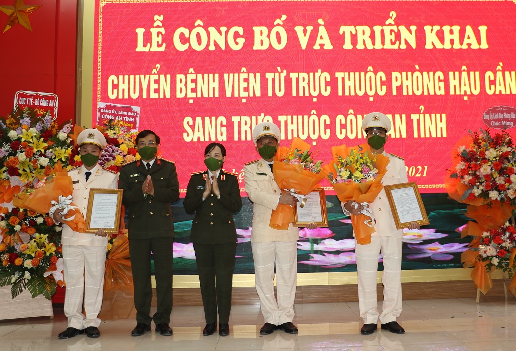 Đồng chí Thiếu tướng Phạm Thị Lan Anh, Cục trưởng Cục Y tế - Bộ Công an; đồng chí Đại tá Hồ Văn Tứ, Phó Bí thư Đảng ủy, Phó Giám đốc Công an tỉnh trao quyết định tại buổi lễ