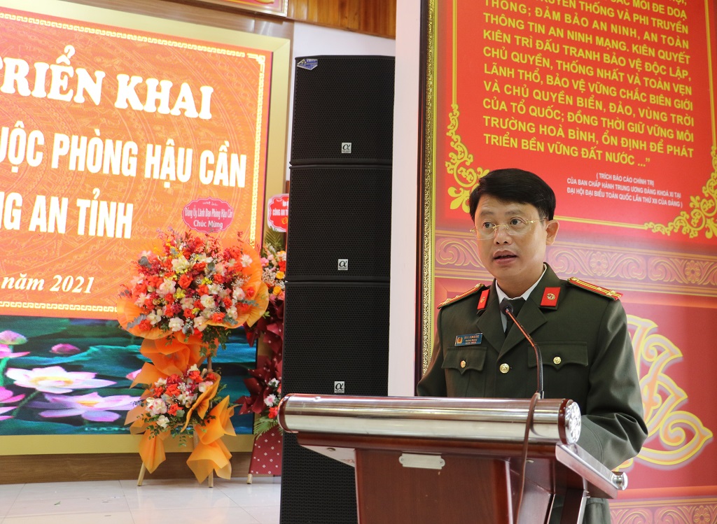 Đồng chí Thượng tá Đinh Anh Dũng, Trưởng phòng Tổ chức cán bộ công bố các quyết định tại buổi lễ