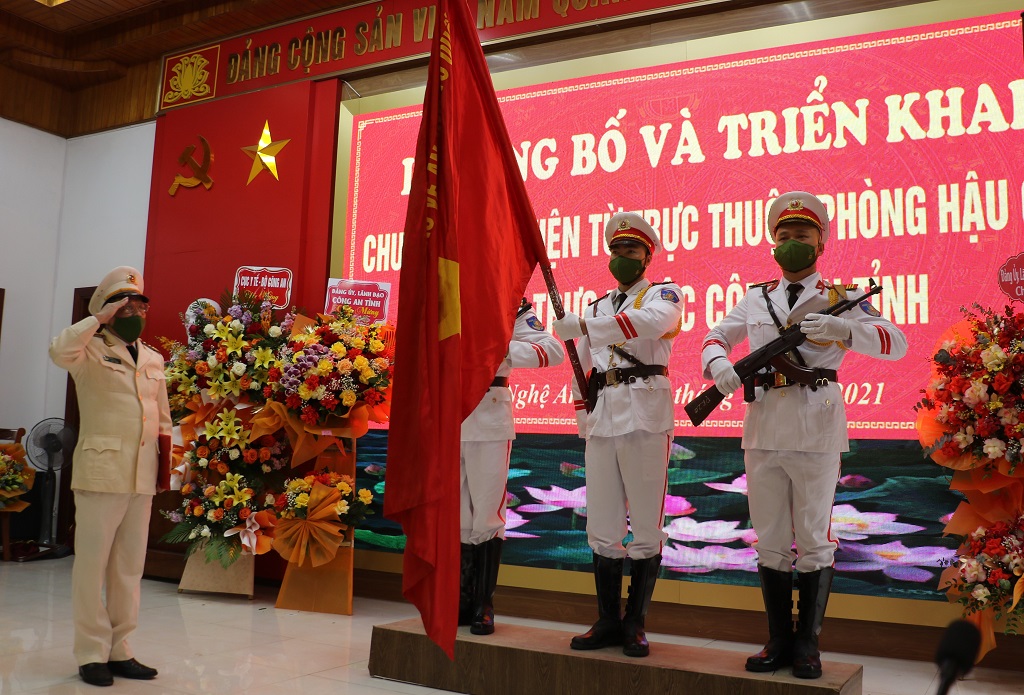Đồng chí Đại tá Nguyễn Văn Thành, Giám đốc bệnh viện thực hiện nghi thức tuyên thệ