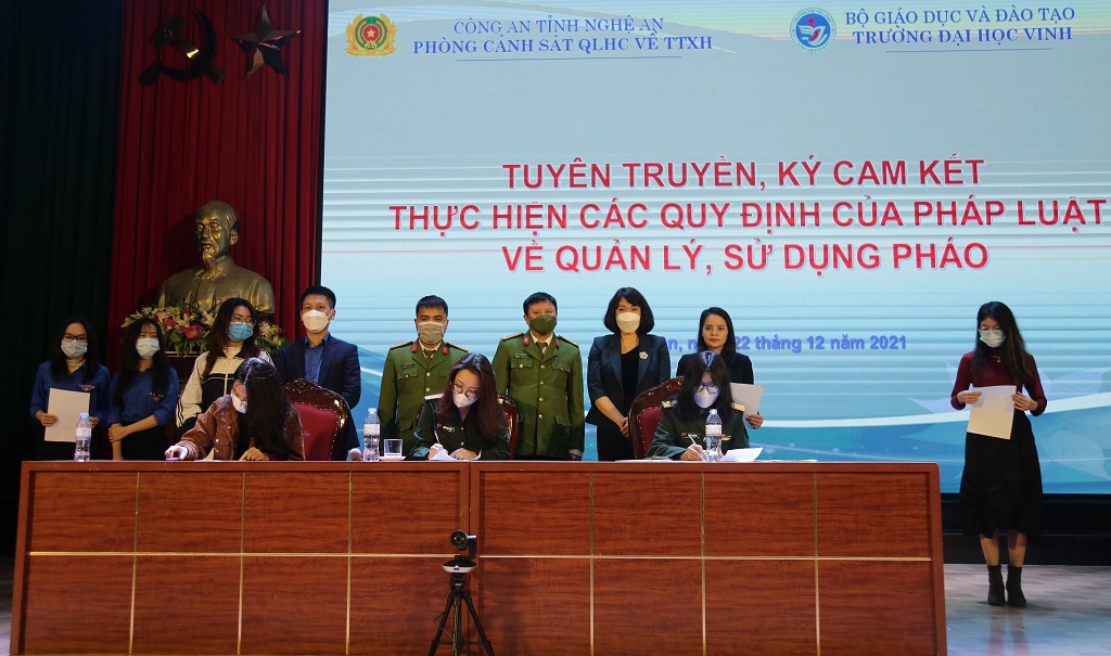 Ký cam kết thực hiện các quy định của pháp luật về quản lý, sử dụng pháo