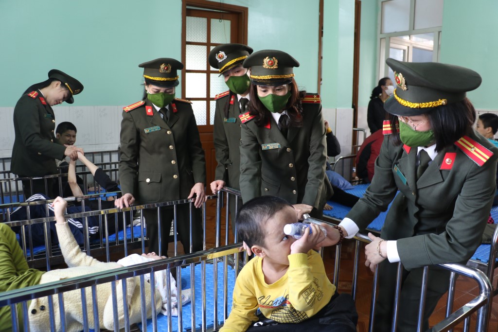 Thăm hỏi ân cần các cháu tại Trung tâm Nuôi dưỡng trẻ mồ côi và khuyết tật 19/3 (huyện Nghi Lộc)