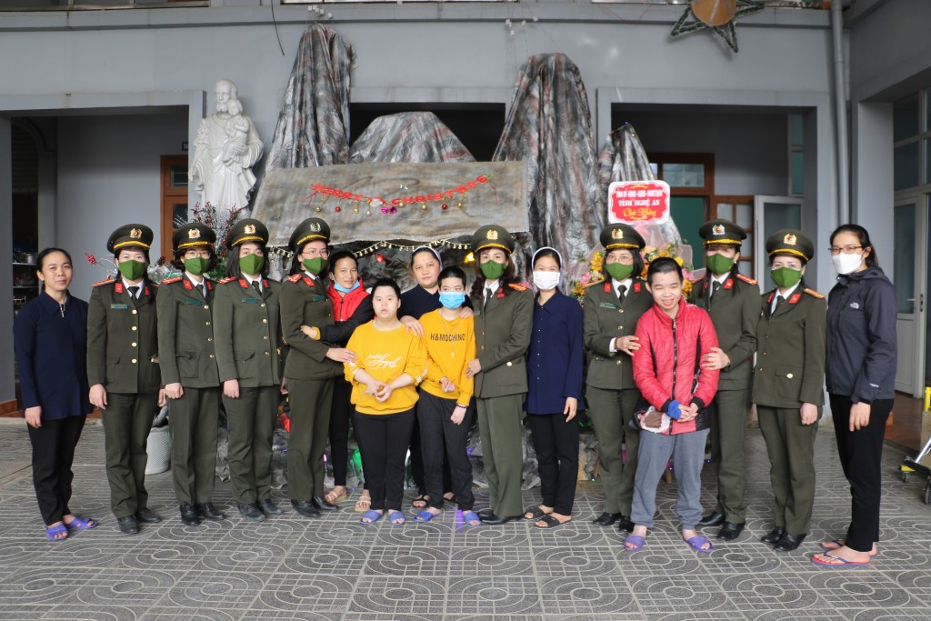 Đoàn chụp ảnh lưu niệm cùng các cháu tại Trung tâm Các thành viên đoàn công tác củ
