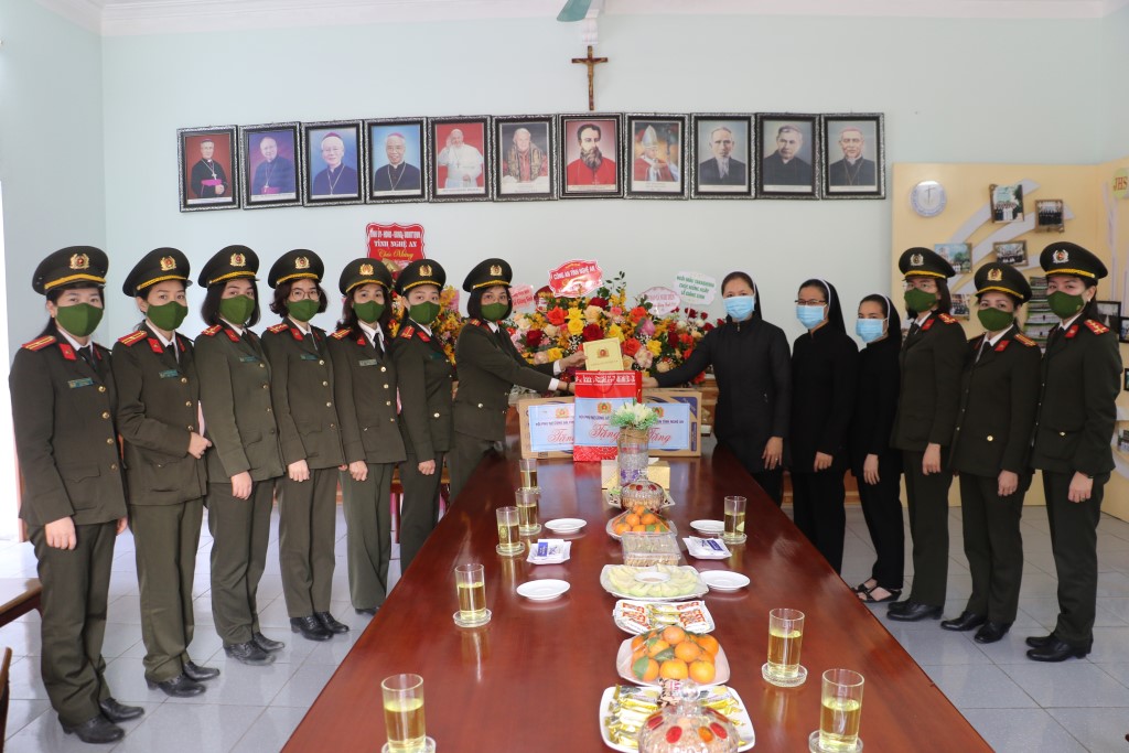 Chúc mừng Hội dòng Mến Thánh giá Vinh