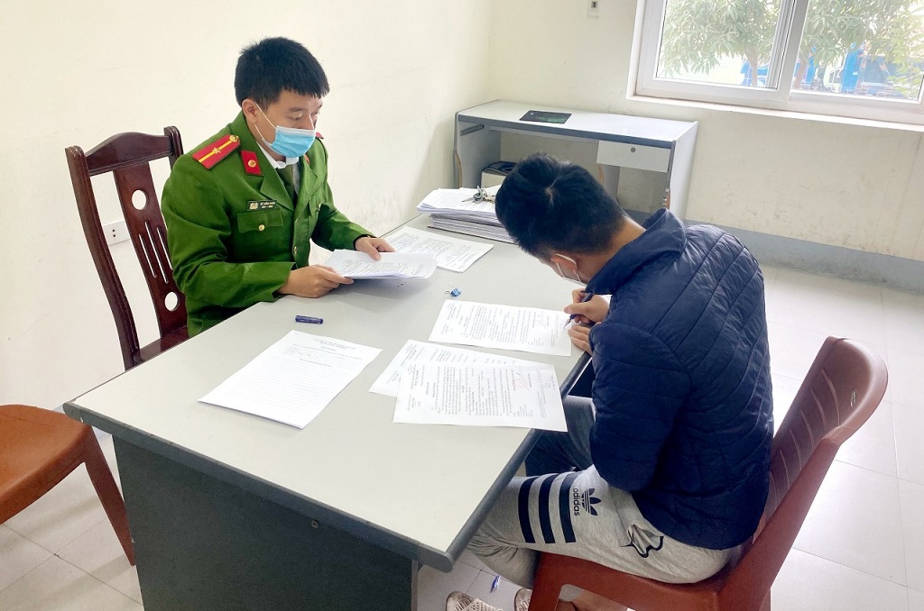 Cán bộ Công an thị xã Hoàng Mai lấy lời khai đối tượng Lê Hoàng Vĩnh Thiên